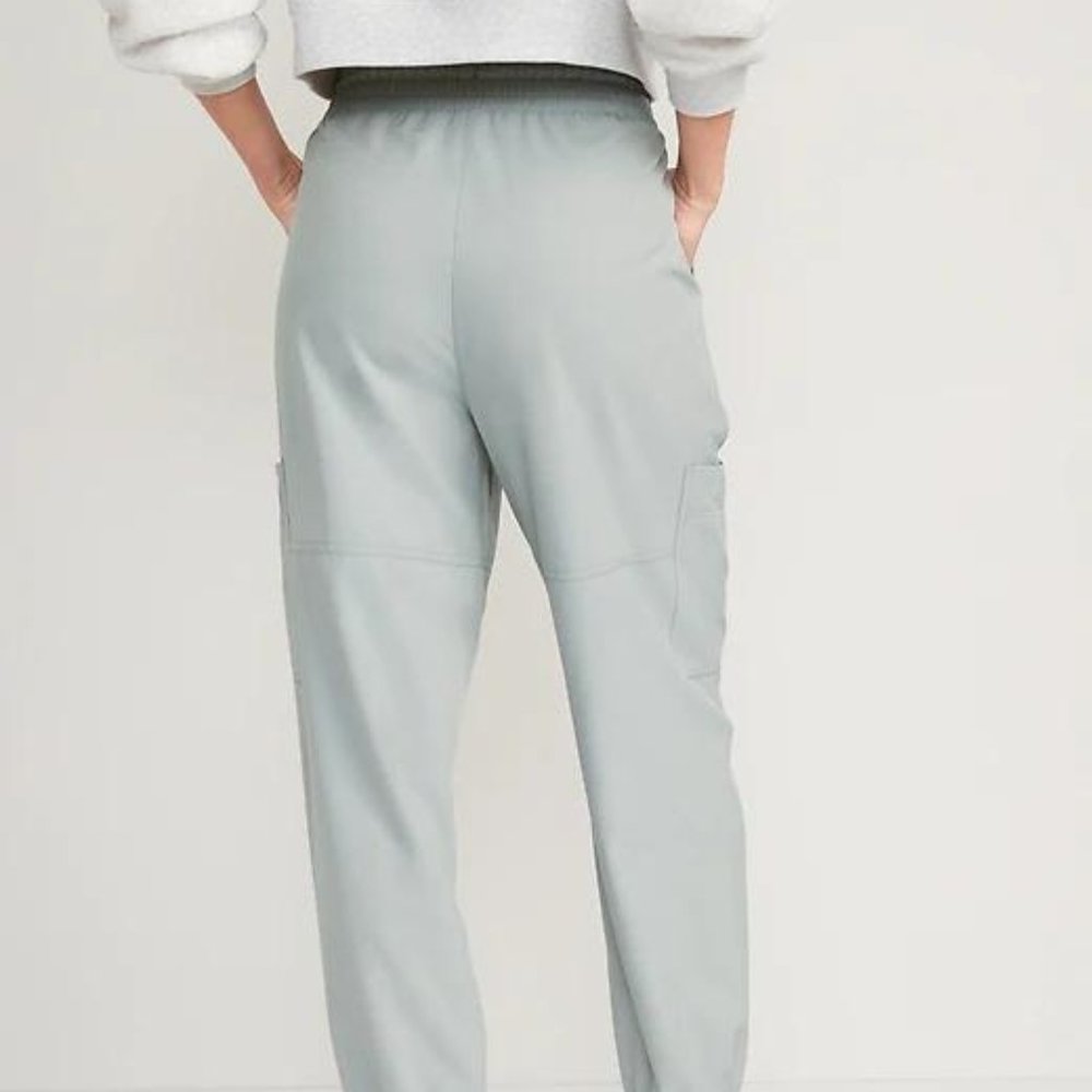 Old Navy Extra High-Waisted StretchTech Performance Cargo Jogger Pants for Women - Picture 5 of 9